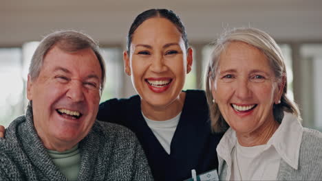 Senior-couple,-face-and-caregiver-with-a-smile