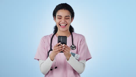 Teléfono,-Enfermera-Y-Mujer-Se-Ríen-Sobre-Fondo-Azul