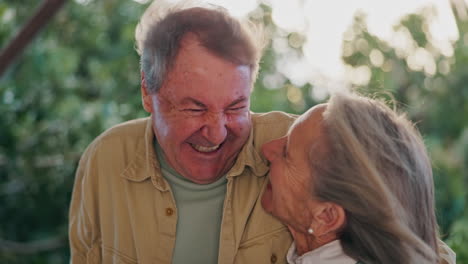 ältere-Menschen,-Paar-Und-Lachend-Mit-Umarmung-Im-Garten