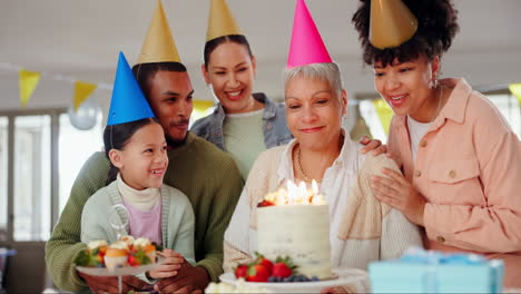 Familie,-Kerzenblasen-Und-Alles-Gute-Zum-Geburtstag
