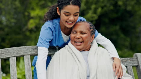 Seniorenbetreuung,-Alte-Frau-Und-Krankenschwester-Auf-Bank