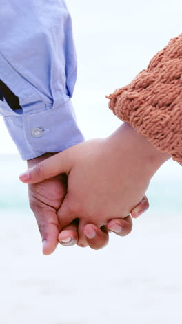 Closeup,-couple-holding-hands