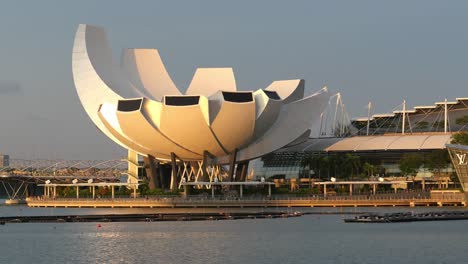 Singapur-Marina-Bay-1.-Juni-2022-Museum-Und-Restaurants-Am-Abend