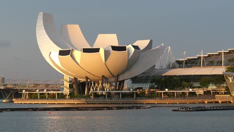 Singapur-Marina-Bay-1-De-Junio-De-2022-Museo-Y-Restaurantes-Por-La-Noche.