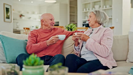Kaffee,-älteres-Paar-Und-Gespräche-Im-Wohnzimmer