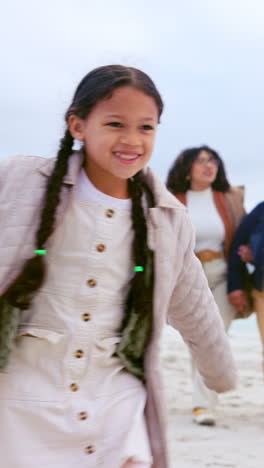 Family-on-beach,-running-with-parents-and-child