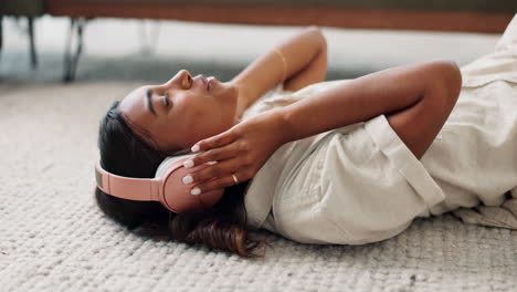 Happy-woman,-headphones-and-relax-listening-to