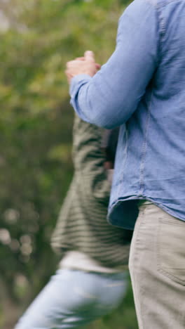 Familie,-Park-Und-Vater-Drehendes-Mädchen-Für-Bindung