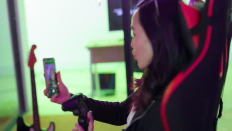 Gamerin,-Asiatische-Frau-Und-Influencerin-Mit-Smartphone