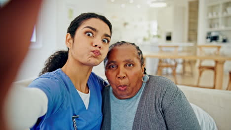 Paciente-Maduro,-Enfermera-Y-Selfie-De-Gente-Feliz.