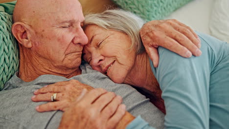 ältere-Menschen,-Umarmung-Und-Glückliches-Paar-Im-Bett