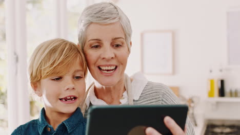 Winken,-Tablet-Oder-Kind-Mit-Großmutter-Auf-Video