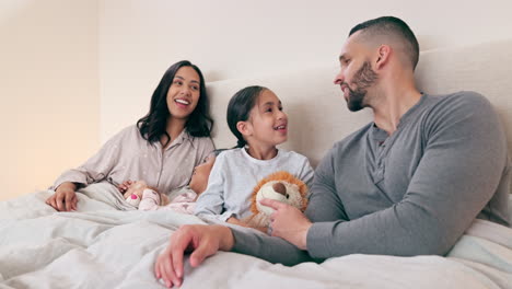 Parents,-children-and-teddy-in-bed