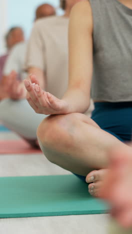 Menschen,-Yoga-Kurs-Und-Lotushände-Zur-Meditation