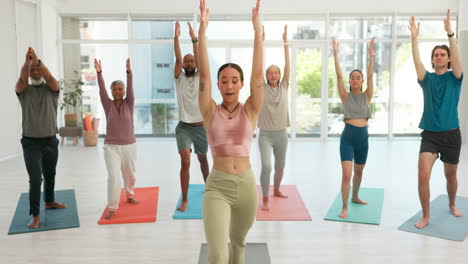 Yoga,-Hombres-Y-Mujeres-En-Estudio-Con-Estiramientos