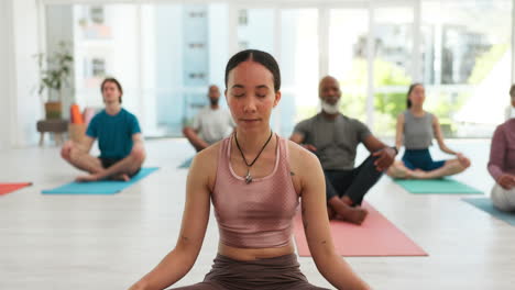 Meditación,-Club-De-Yoga-Y-Personas-En-Postura-De-Loto