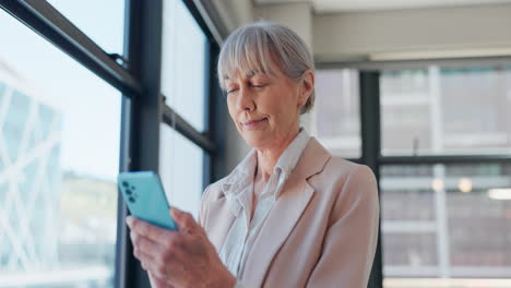 Senior-business-woman,-smartphone
