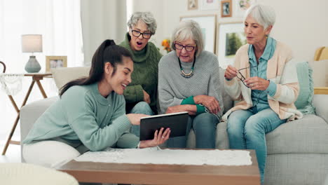 Tablet,-Freunde-Und-ältere-Frauen-Auf-Dem-Sofa-Online