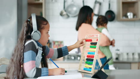 Mathe-Hausaufgaben,-Kind-Mit-Kopfhörern