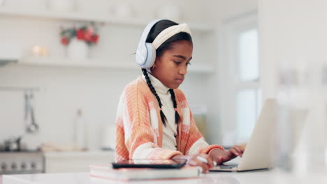 Kopfhörer,-Erfolg-Und-Kind-Mit-Laptop