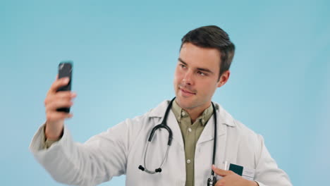 Selfie,-Hombre-Feliz-Y-Médico-Con-Estetoscopio