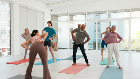 Frau,-Trainer-Und-Yoga-Kurs-In-Körperdehnung