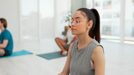 Yoga,-Entspannung-Oder-Frau-In-Meditation-Im-Unterricht