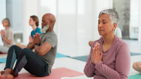 Clase-De-Yoga,-Meditación-Y-Mujer-Mayor