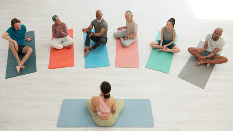 Gesundheit,-Klatschen-Oder-Menschen-Im-Yoga-Kurs
