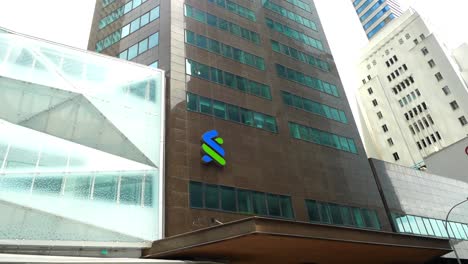 Standardlogo-Einer-Chartered-Bank-Auf-Finanzgebäuden-In-Singapur