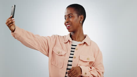 Feliz,-Selfie-Y-Mujer-Negra-En-Estudio-Con-Bien