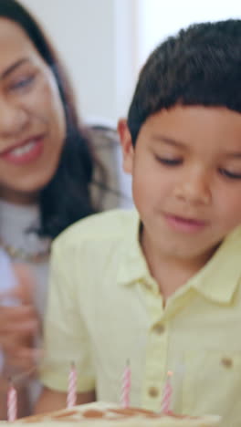 Madre,-Niño-Y-Soplando-Velas-De-Felicidad.