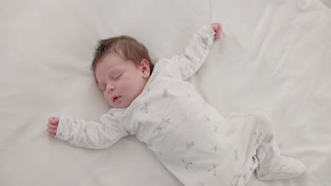 Süßes,-Schlafendes-Und-Neugeborenes-Baby-Auf-Einem-Bett