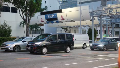 Stadtautos-Unterwegs-In-Der-Orchard-Road-Singapur,