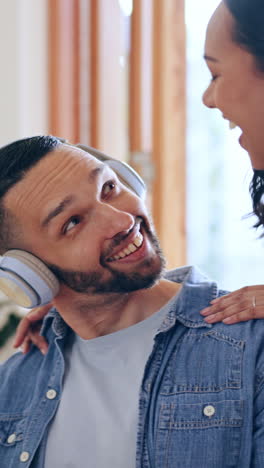 Primer-Plano-De-Hombre,-Mujer-Y-Tecnología-Con-Auriculares