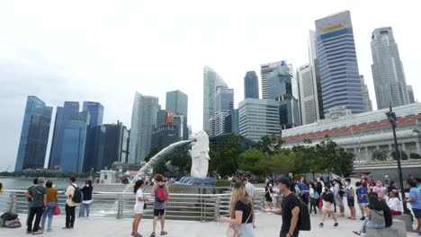 Singapur-12-De-Junio-De-2022-Merlion-Park-Con-Personas-Y-Edificios-Hoteleros,