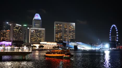 Vista-Nocturna-De-La-Ciudad,-Folleto-De-Singapur-Y-Edificios-Financieros.