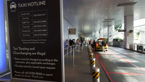 Singapur-1-De-Junio-De-2022-Coche-Citycab-Por-La-Noche-Parada-De-Taxis-En-Marina-Bay