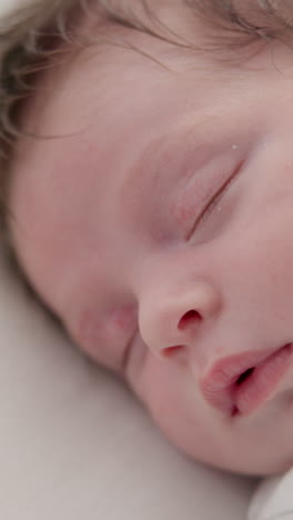 Müde,-Friedlich-Und-Neugeborenes-Schlafen-Auf-Einem-Bett