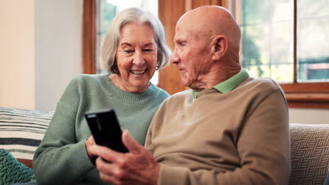 Lesen,-Telefonieren-Und-älteres-Paar-Entspannen-Sich-Zu-Hause