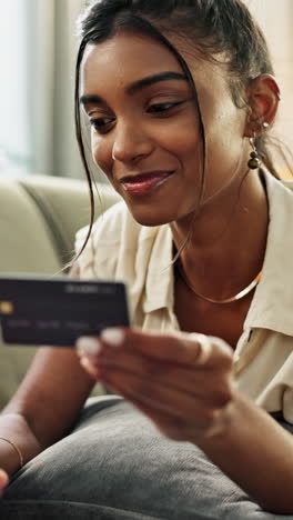 Frau,-Kreditkarte-Und-Laptop-Auf-Dem-Sofa-Für-Online