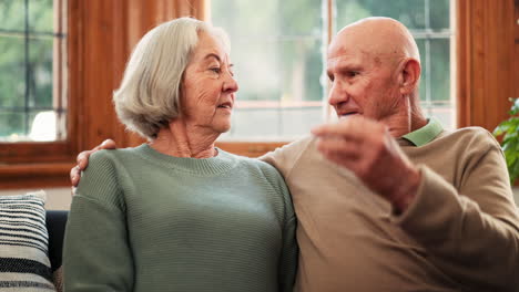 ältere-Menschen,-Paare-Und-Kommunikation-In-Der-Pflege-Auf-Dem-Sofa