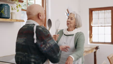 Küche,-Singen-Und-Seniorenpaar-Tanzen-Zusammen