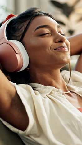 Happy-woman,-headphones-and-dance-to-music