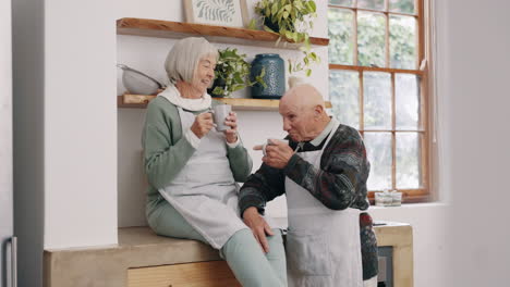 Kaffee,-Unterhaltung-Und-älteres-Paar-In-Der-Küche