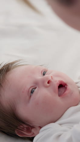 Baby,-Gesicht-Und-Darüber-Morgens-Auf-Dem-Kinderbett
