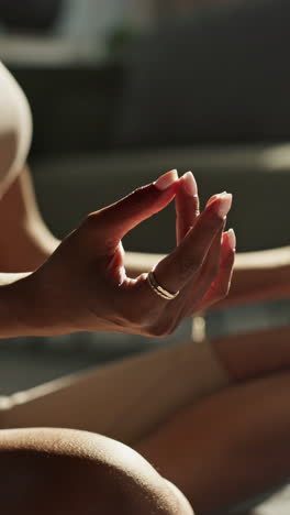 Frau,-Hände-Und-Yoga-In-Der-Zen-Meditation