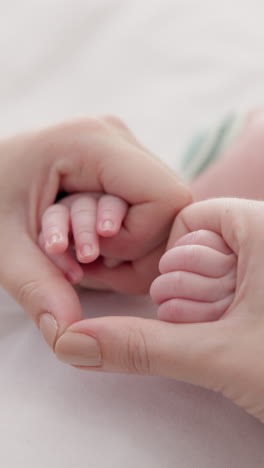 Herz,-Familie-Und-Händchenhalten-Mit-Baby-Auf-Dem-Bett