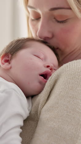 Glücklich,-Mama-Und-Baby-Schlafen-In-Liebe