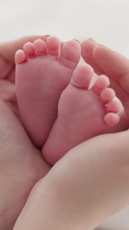 Baby,-family-and-hands-with-feet-on-bed